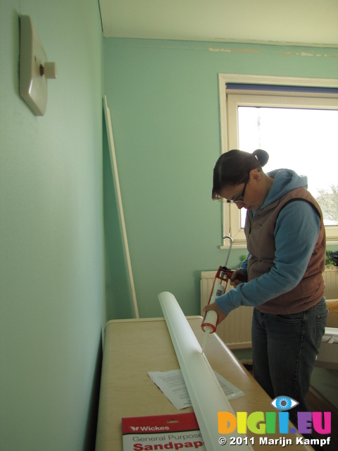 SX17193 Jenni DIYing putting up coving in bedroom